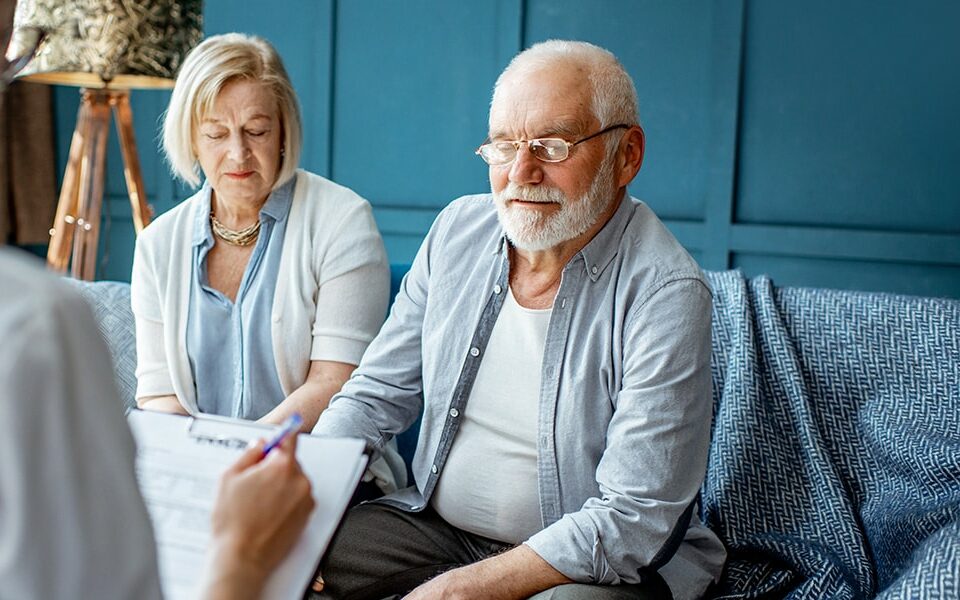 Deux personnes seniors écoutent des conseils.
